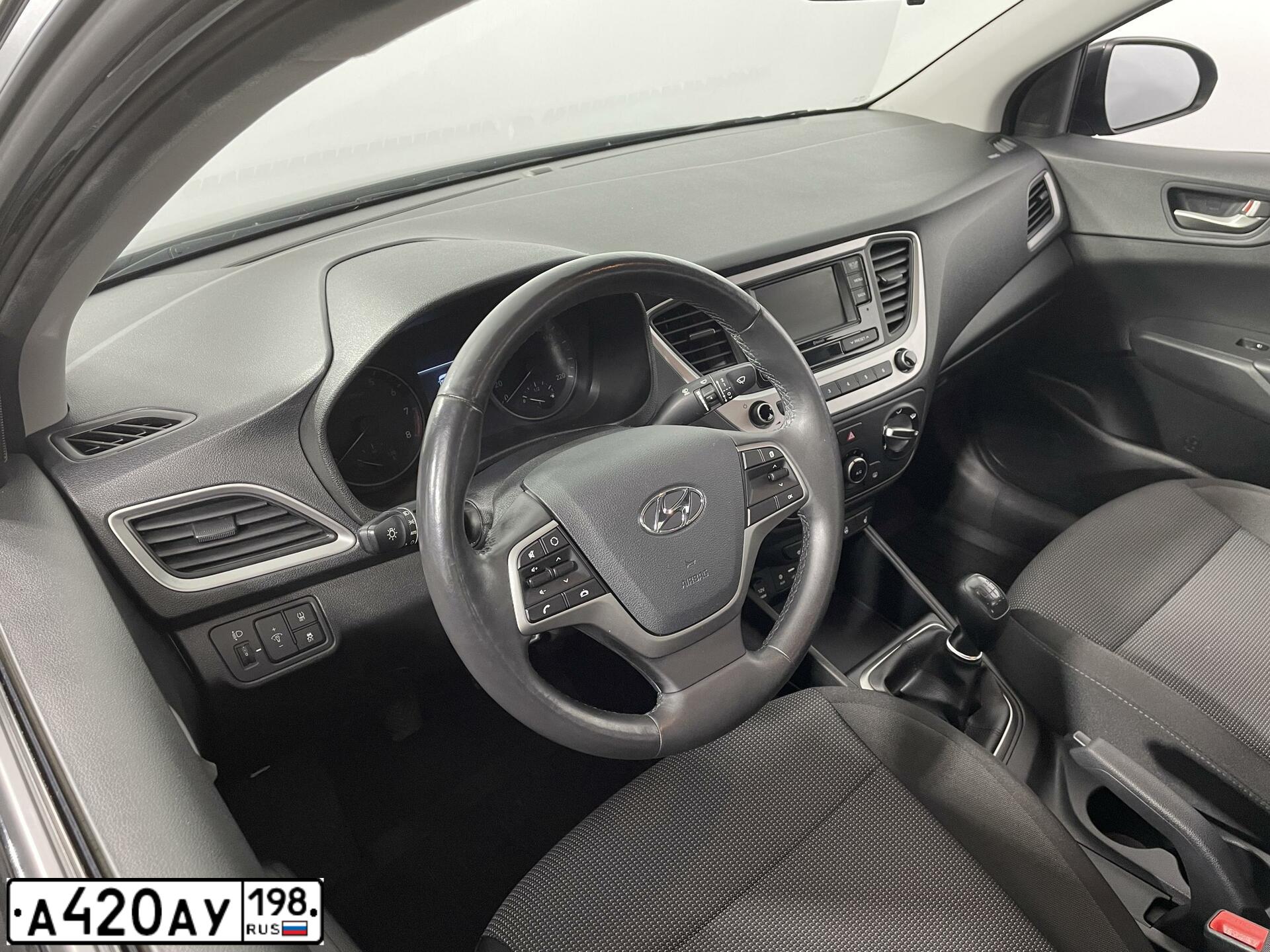 Фото автомобиля HYUNDAI SOLARIS, 2018 — госномер К828РН13. Цвет: ЧЕРНЫЙ