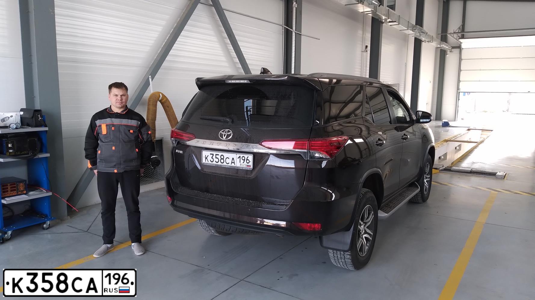 Фото автомобиля TOYOTA FORTUNER, 2018 — госномер Р576УС196