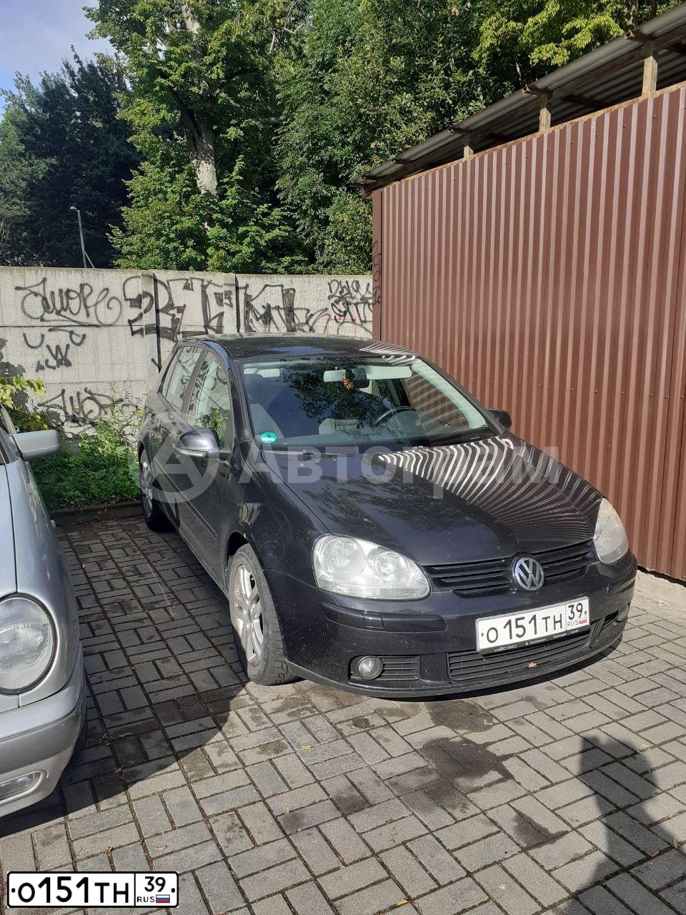 Фото автомобиля VOLKSWAGEN GOLF, 2007 — госномер О151ТН39. Цвет: ЧЕРНЫЙ