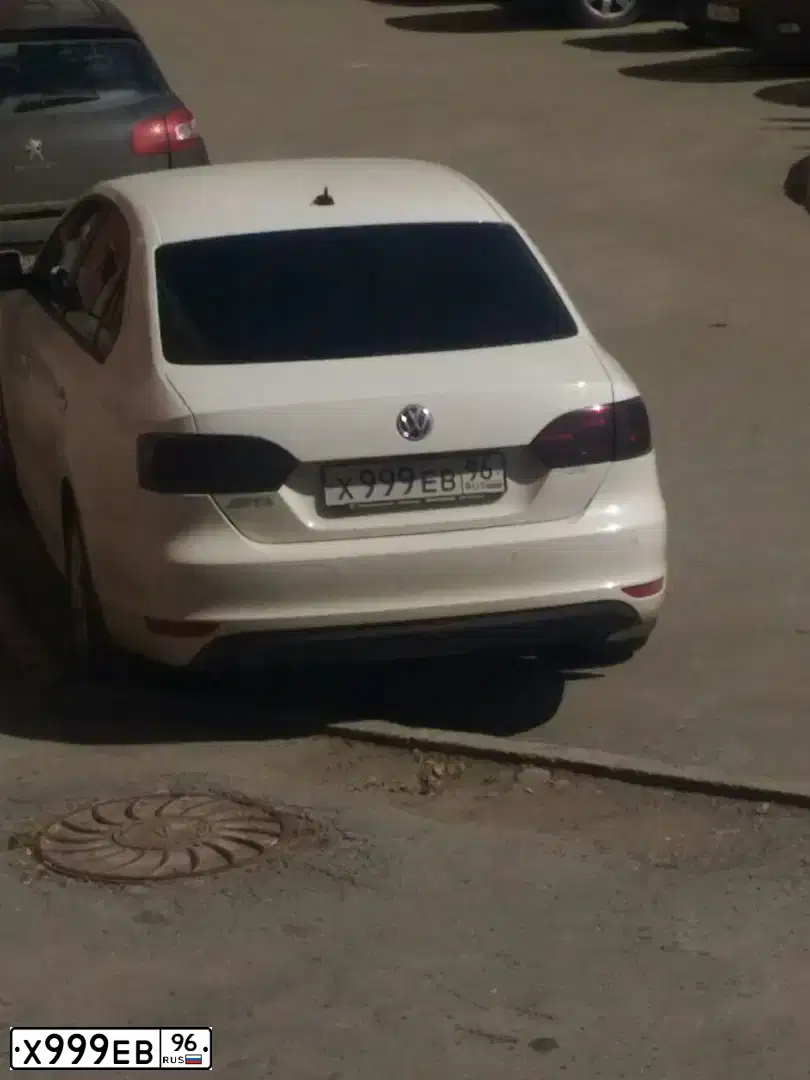 Фото автомобиля VOLKSWAGEN JETTA, 2012 — госномер Х999ЕВ96. Цвет: БЕЛЫЙ