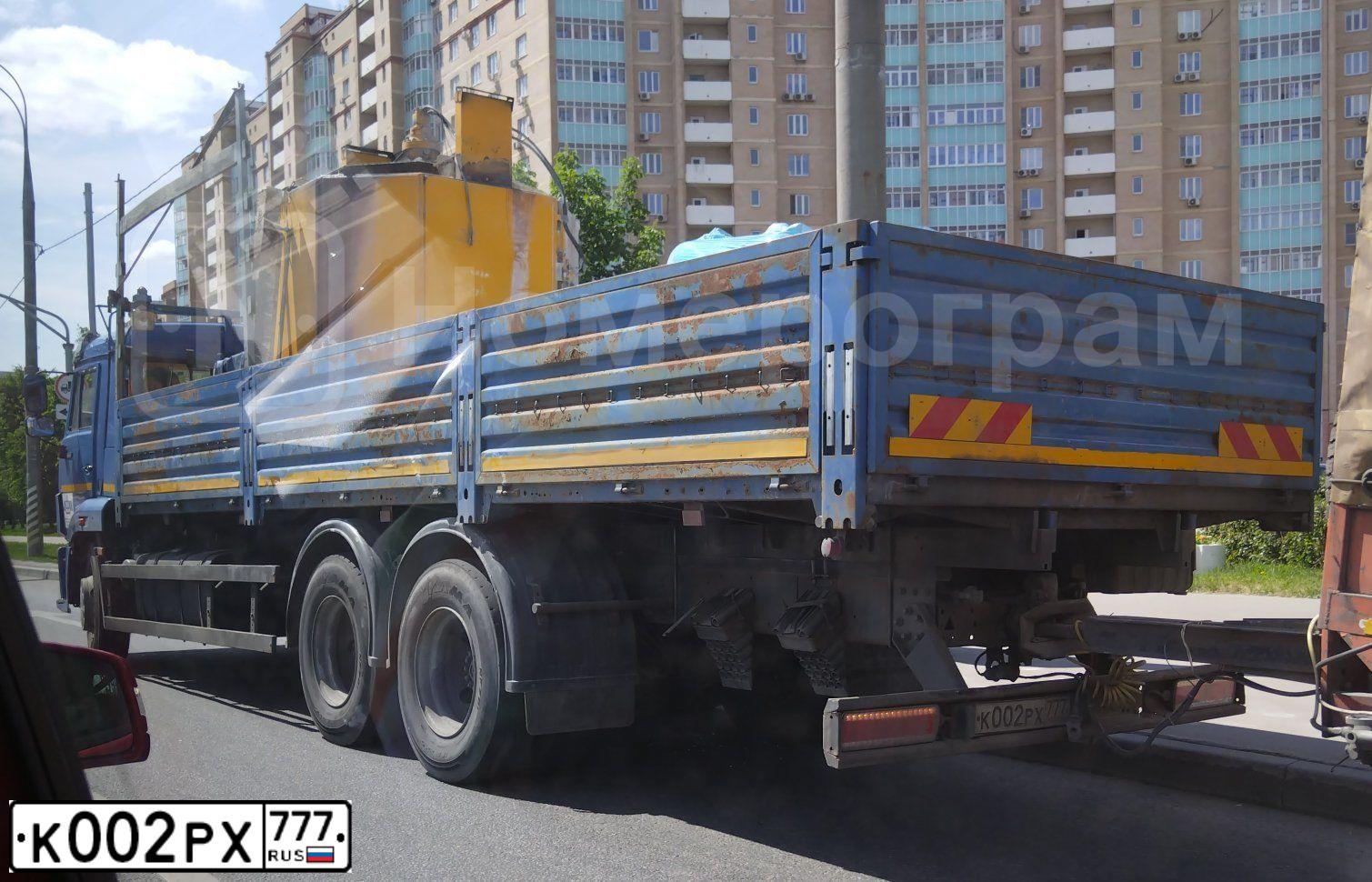 Фото автомобиля KAMAZ 65117 /6X4/, 2015 — госномер К002РХ777. Цвет: СИНИЙ
