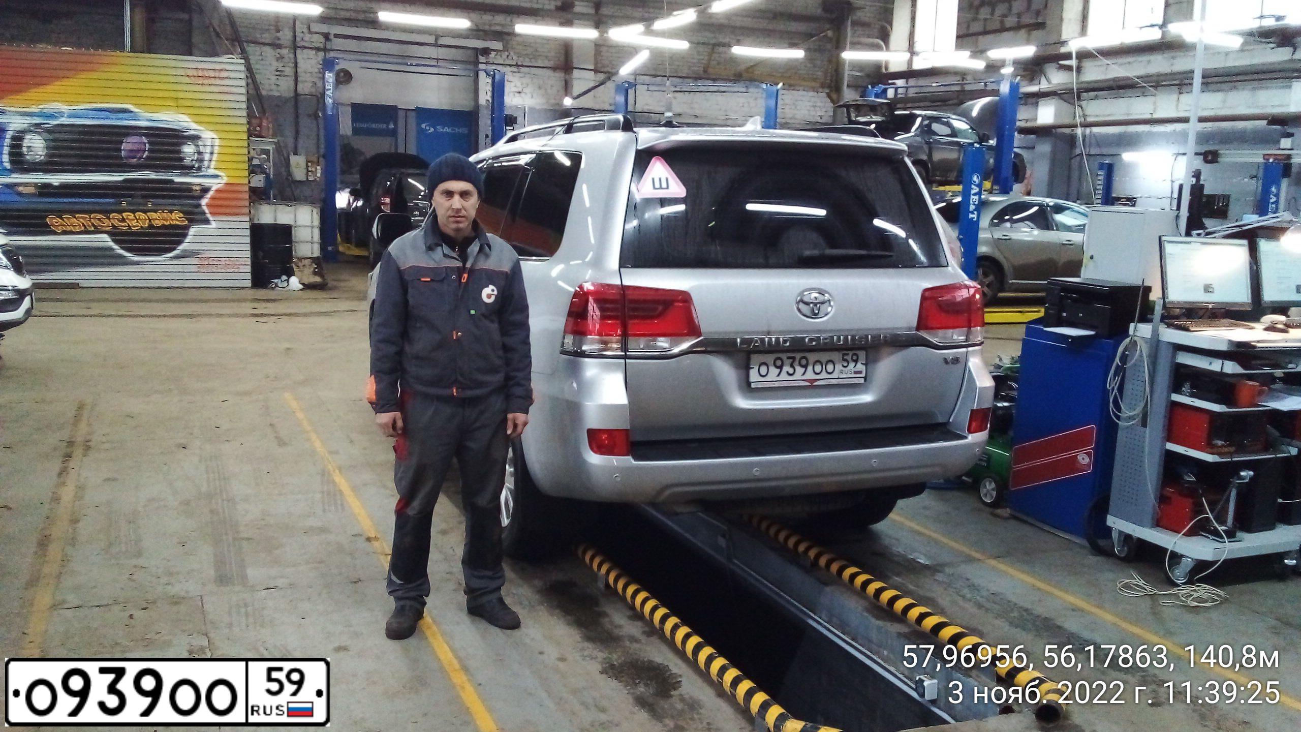 Фото автомобиля TOYOTA LANDCRUISER 200, 2011 — госномер О939ОО59. Цвет: Серебристый