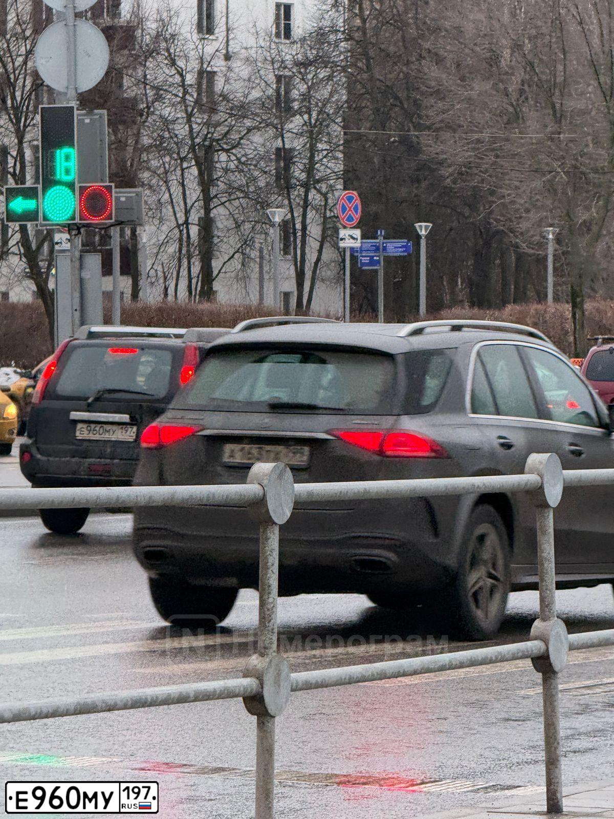 Фото автомобиля NISSAN X-TRAIL, 2005 — госномер Е960МУ197. Цвет: ЧЕРНЫЙ