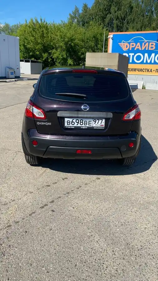 Фото автомобиля NISSAN QASHQAI, 2012 — госномер В698ВЕ977. Цвет: ФИОЛЕТОВЫЙ