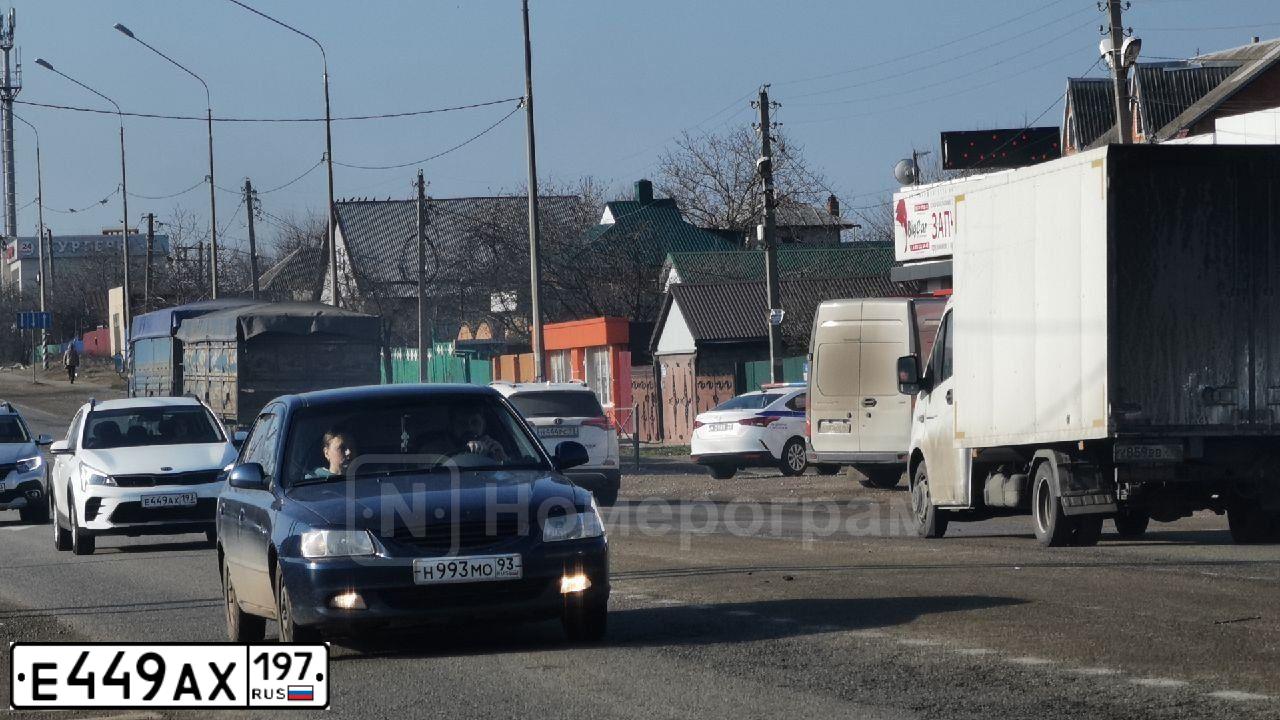 Фото автомобиля LAND ROVER FREELANDER, 2010 — госномер М044НА164. Цвет: Красный