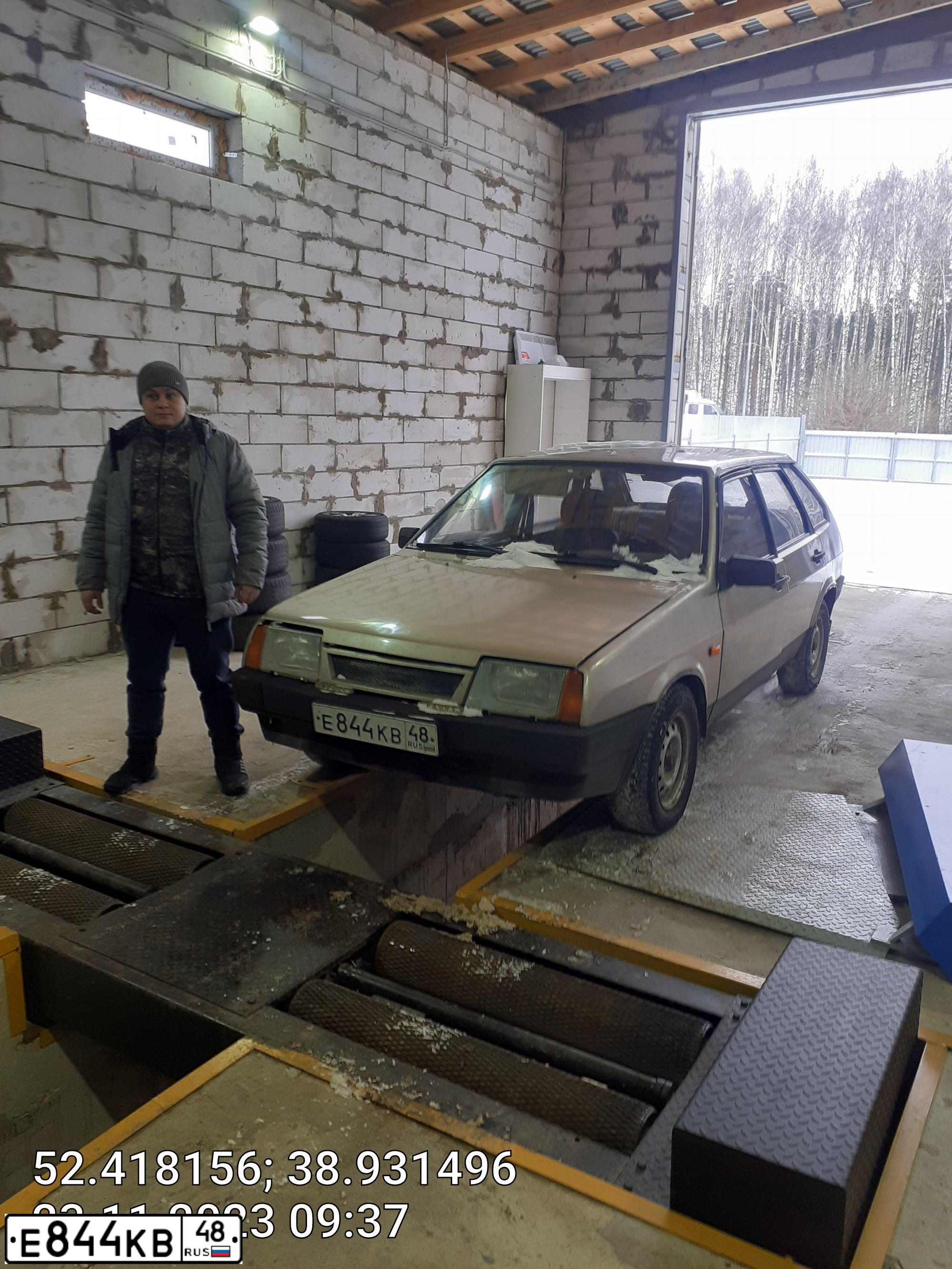 Фото автомобиля LADA 2109 SAMARA, 2001 — госномер Е844КВ48. Цвет: Серебристо-золотой