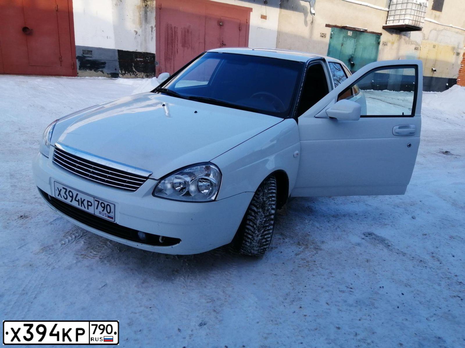 Фото автомобиля LADA 2172 PRIORA, 2011 — госномер Х975ОХ790. Цвет: Белый
