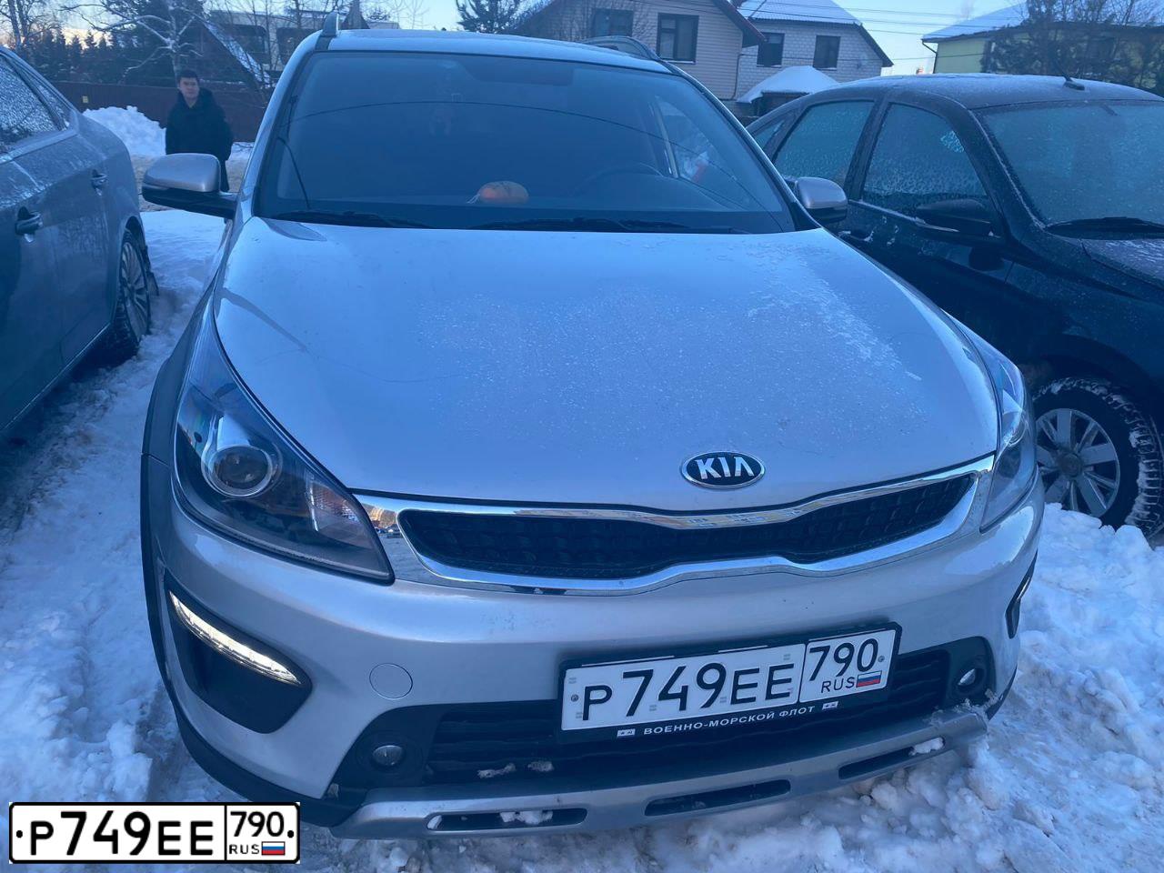 Фото автомобиля KIA RIO, 2019 — госномер Р749ЕЕ790. Цвет: Серебристый