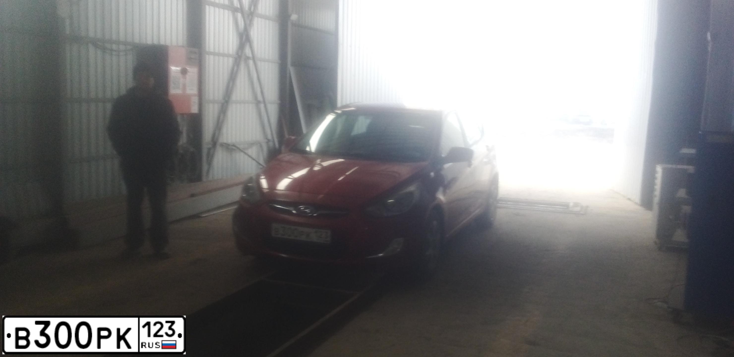 Фото автомобиля HYUNDAI SOLARIS, 2012 — госномер В300РК123. Цвет: КРАСНЫЙ ГРАНАТ
