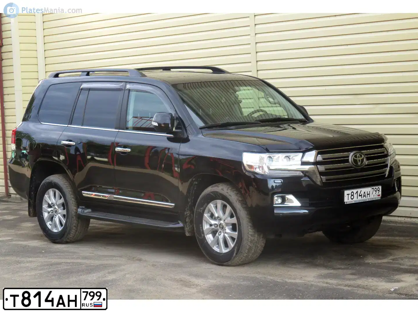 Фото автомобиля TOYOTA LANDCRUISER 200, 2017 — госномер Т814АН799. Цвет: ЧЕРНЫЙ