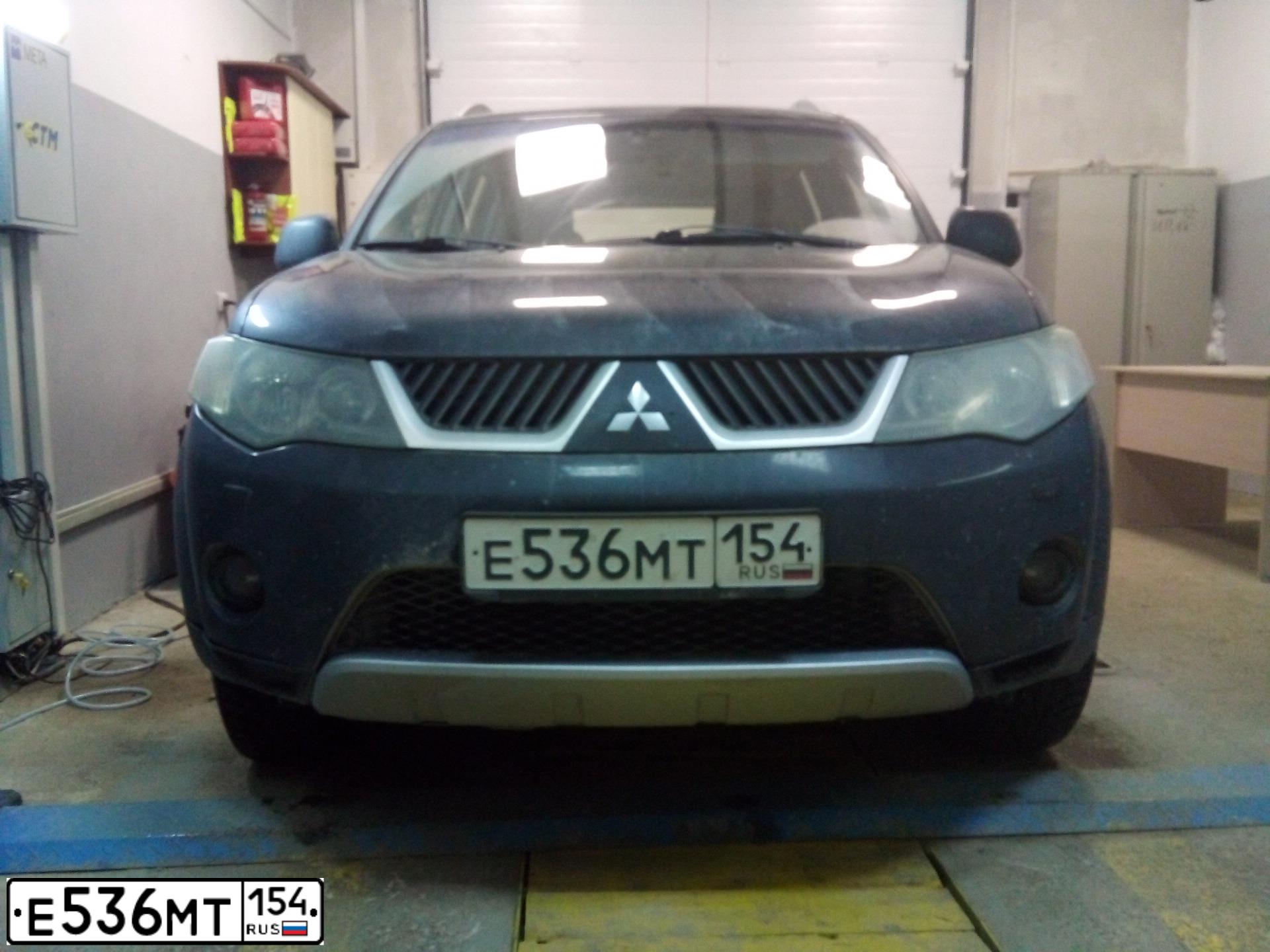 Фото автомобиля MITSUBISHI OUTLANDER, 2008 — госномер Е536МТ154. Цвет: ЧЕРНЫЙ