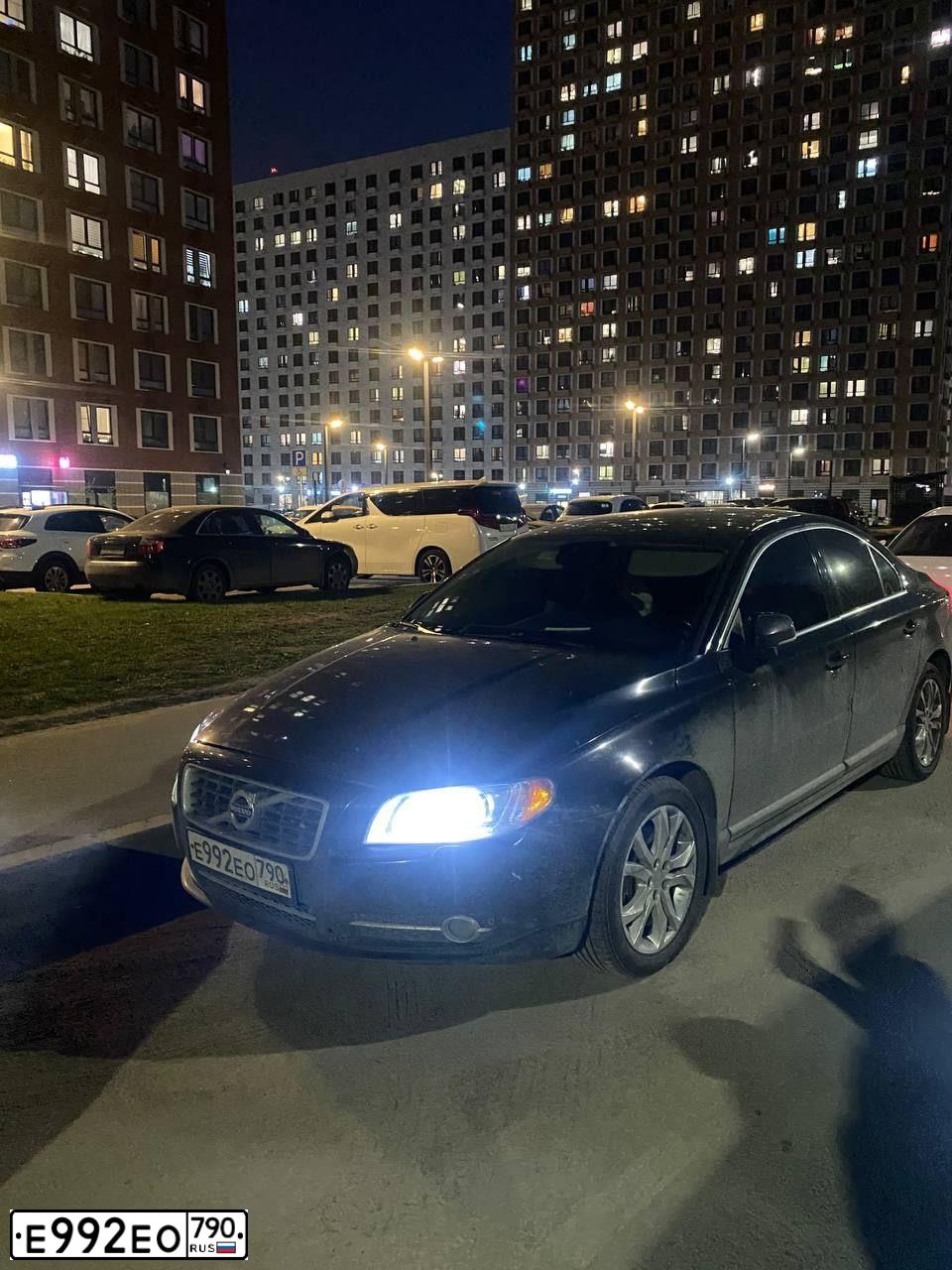 Фото автомобиля VOLVO S80, 2013 — госномер Е992ЕО790. Цвет: ТЕМНО-КОРИЧНЕВЫЙ