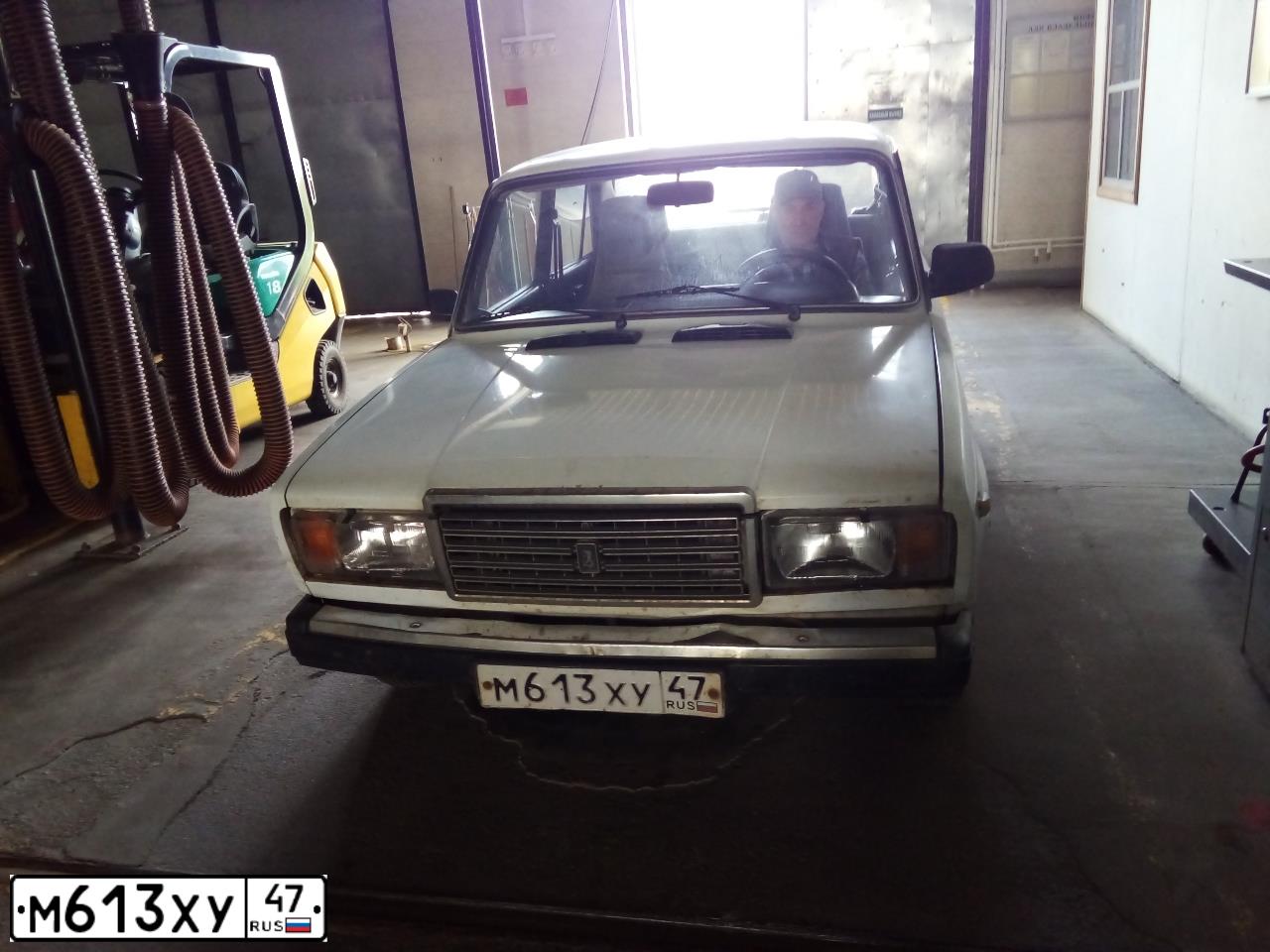 Фото автомобиля LADA 2107, 2005 — госномер М613ХУ47. Цвет: БЕЛЫЙ