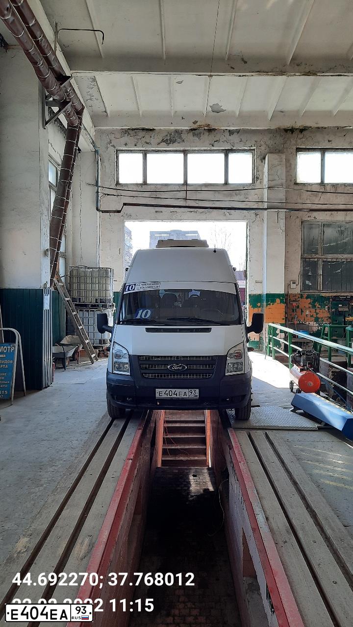 Фото автомобиля FORD TRANSIT, 2014 — госномер Е404ЕА93. Цвет: Белый