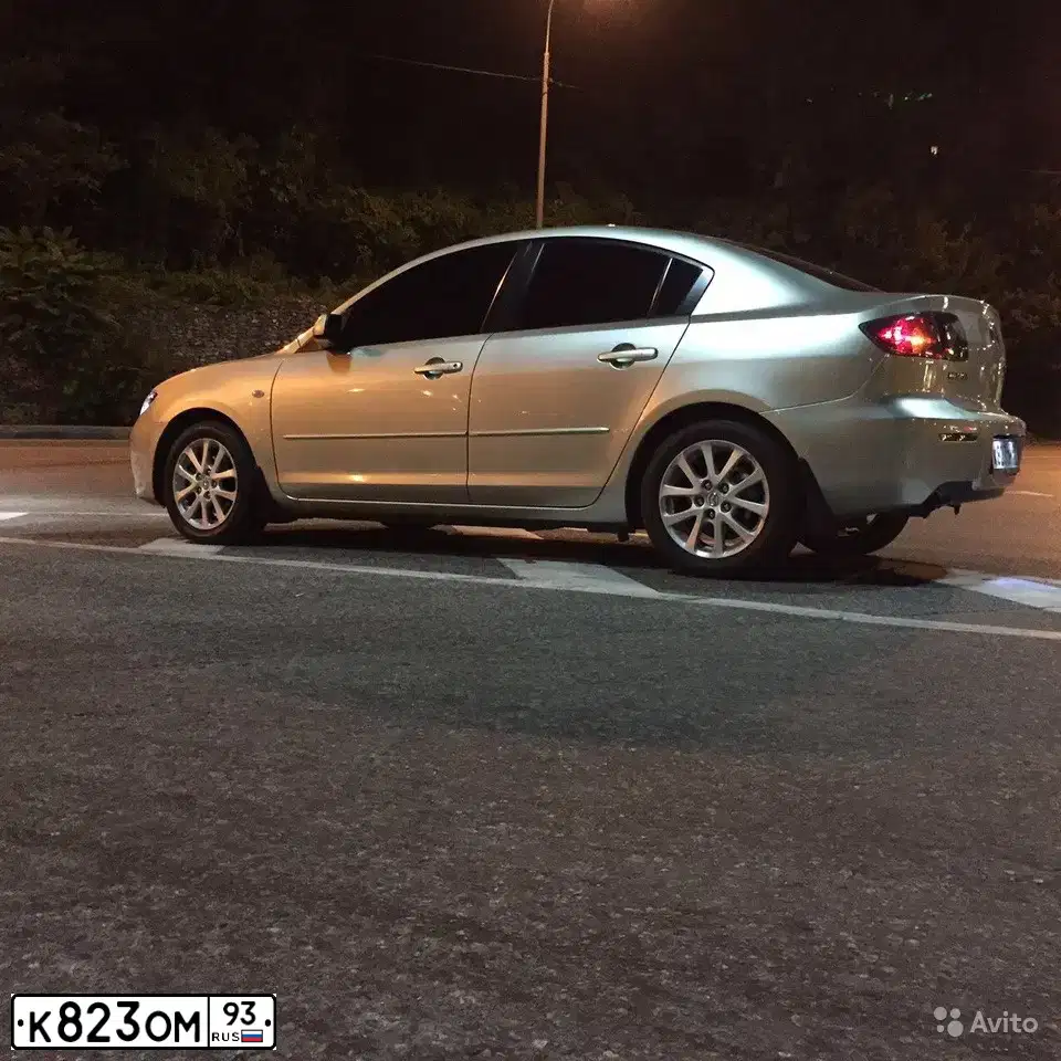 Фото автомобиля MAZDA 3, 2008 — госномер К823ОМ93. Цвет: СЕРО-ЗОЛОТИСТЫЙ