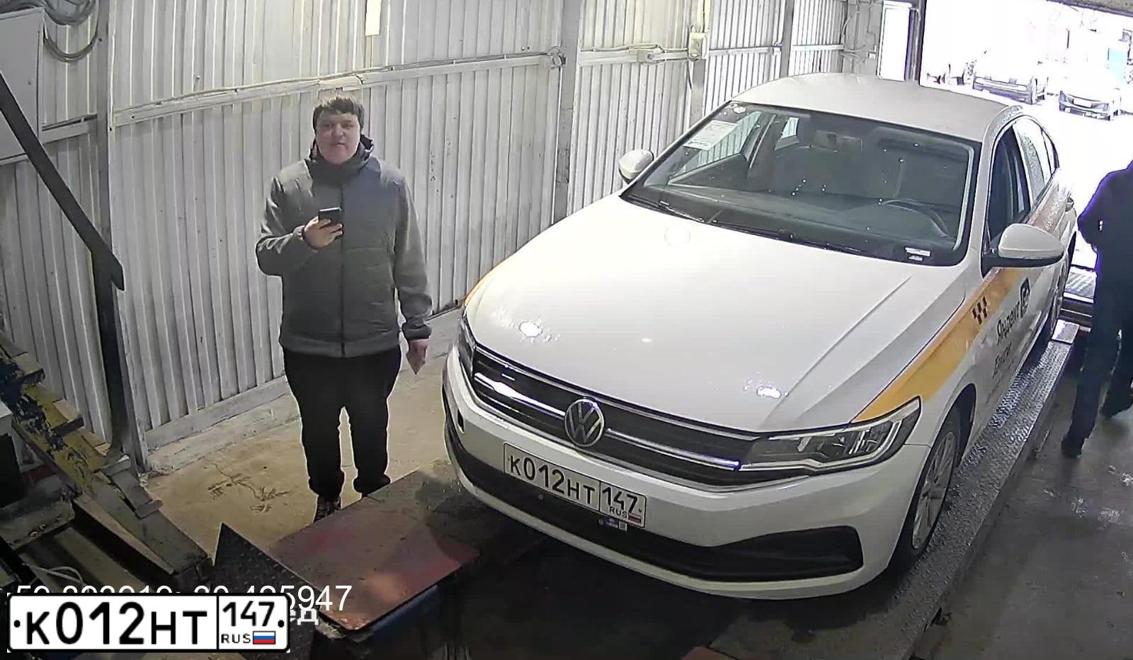 Фото автомобиля VOLKSWAGEN BORA, 2022 — госномер К012НТ147. Цвет: Белый