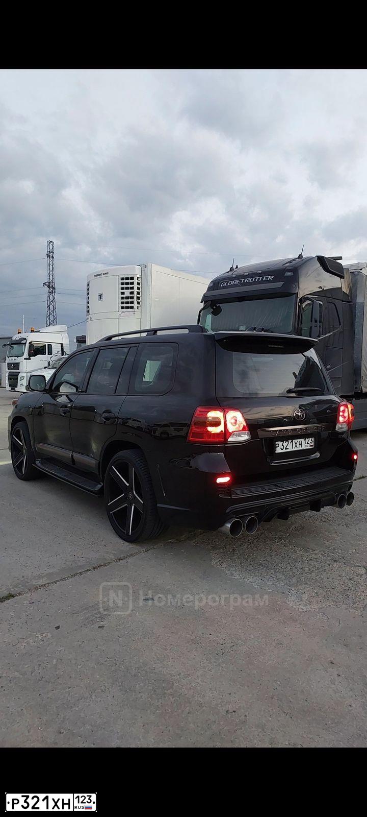 Фото автомобиля TOYOTA LANDCRUISER 200, 2008 — госномер Р321ХН123. Цвет: ЧЕРНЫЙ