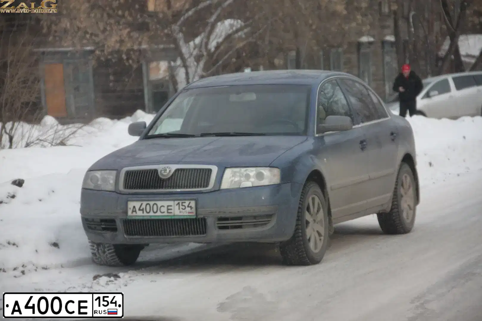 Фото автомобиля SKODA SUPERB, 2003 — госномер А400СЕ154. Цвет: синий