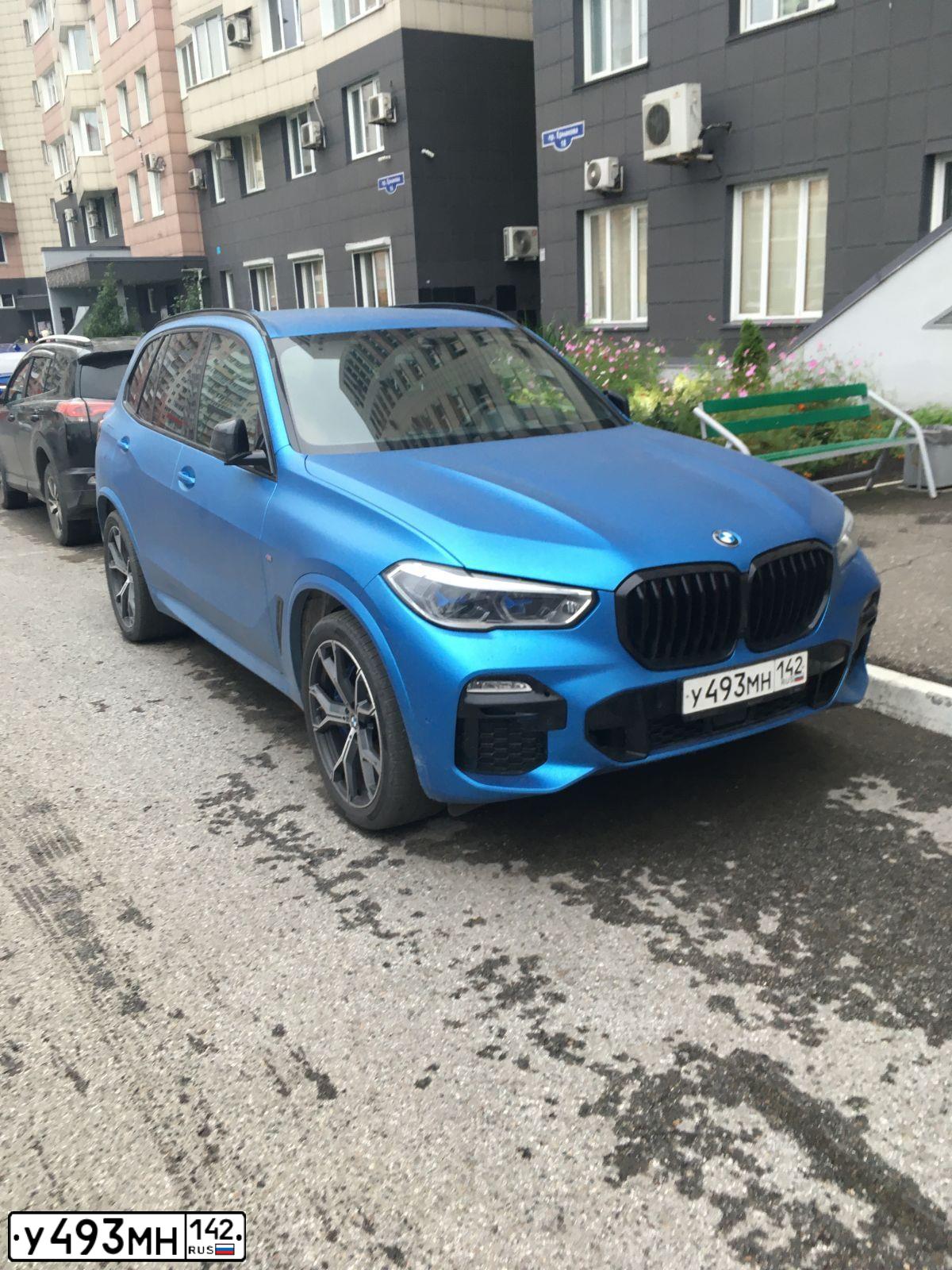 Фото автомобиля BMW X5, 2020 — госномер У493МН142. Цвет: Белый