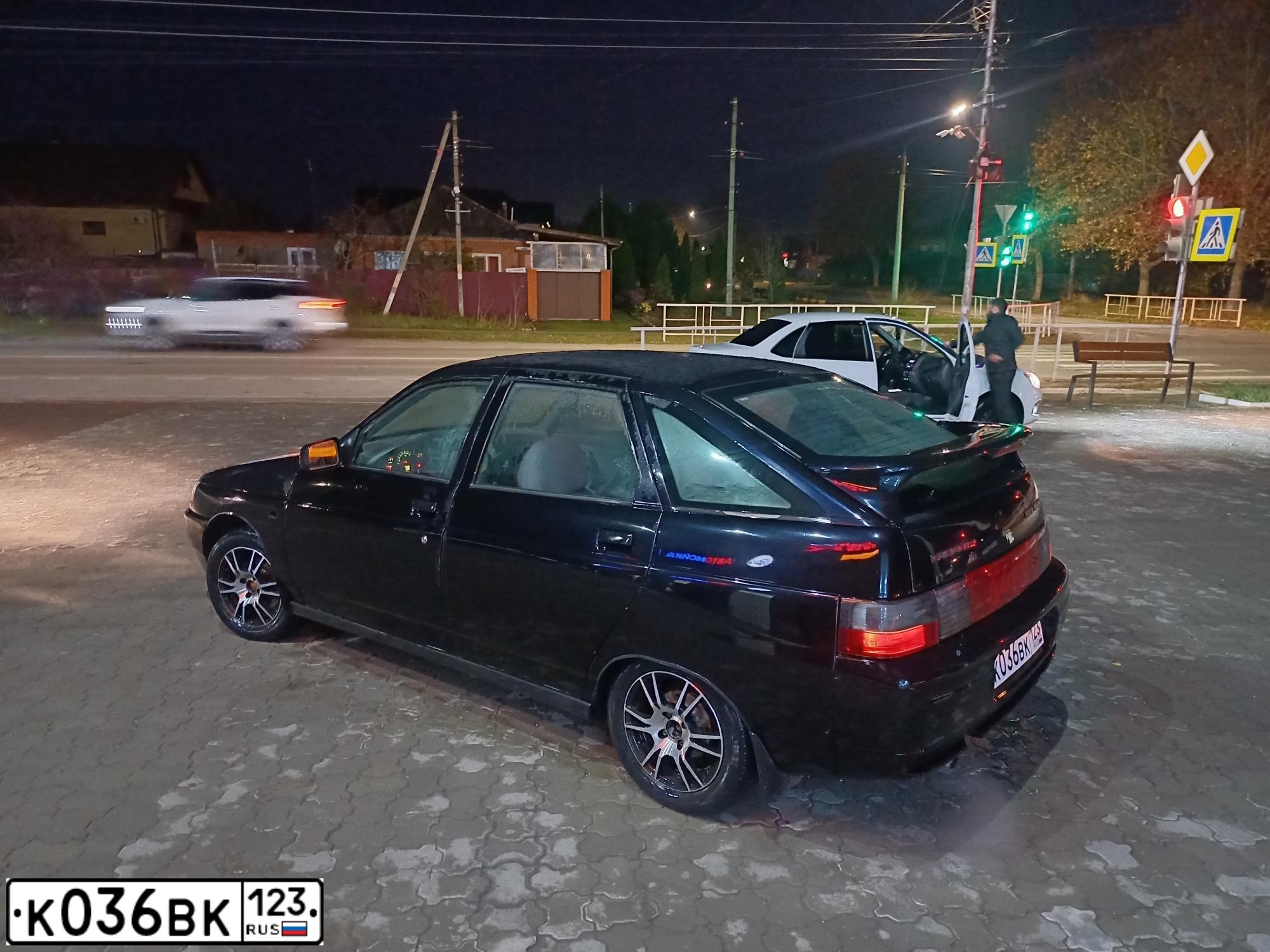 Фото автомобиля LADA 2112 LADA, 2007 — госномер К361ОО193. Цвет: Сине-Черный