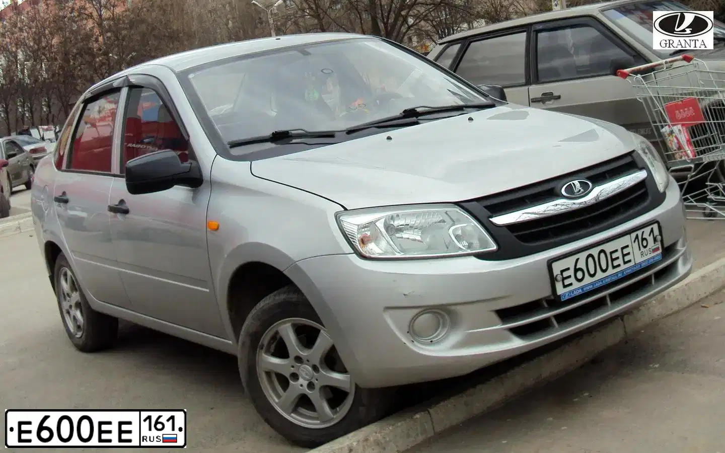 Фото автомобиля LADA 2190 GRANTA, 2012 — госномер Е600ЕЕ161. Цвет: СЕРЕБРИСТЫЙ