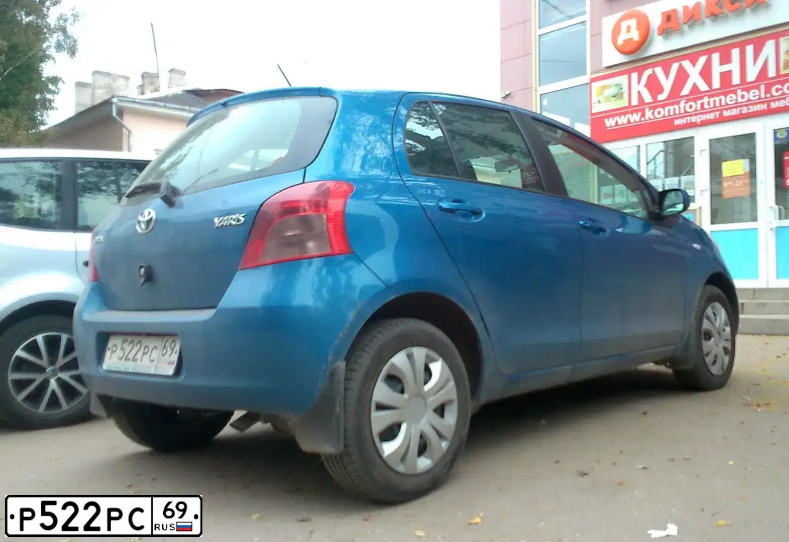 Фото автомобиля TOYOTA YARIS, 2007 — госномер Р522РС69. Цвет: СИНИЙ