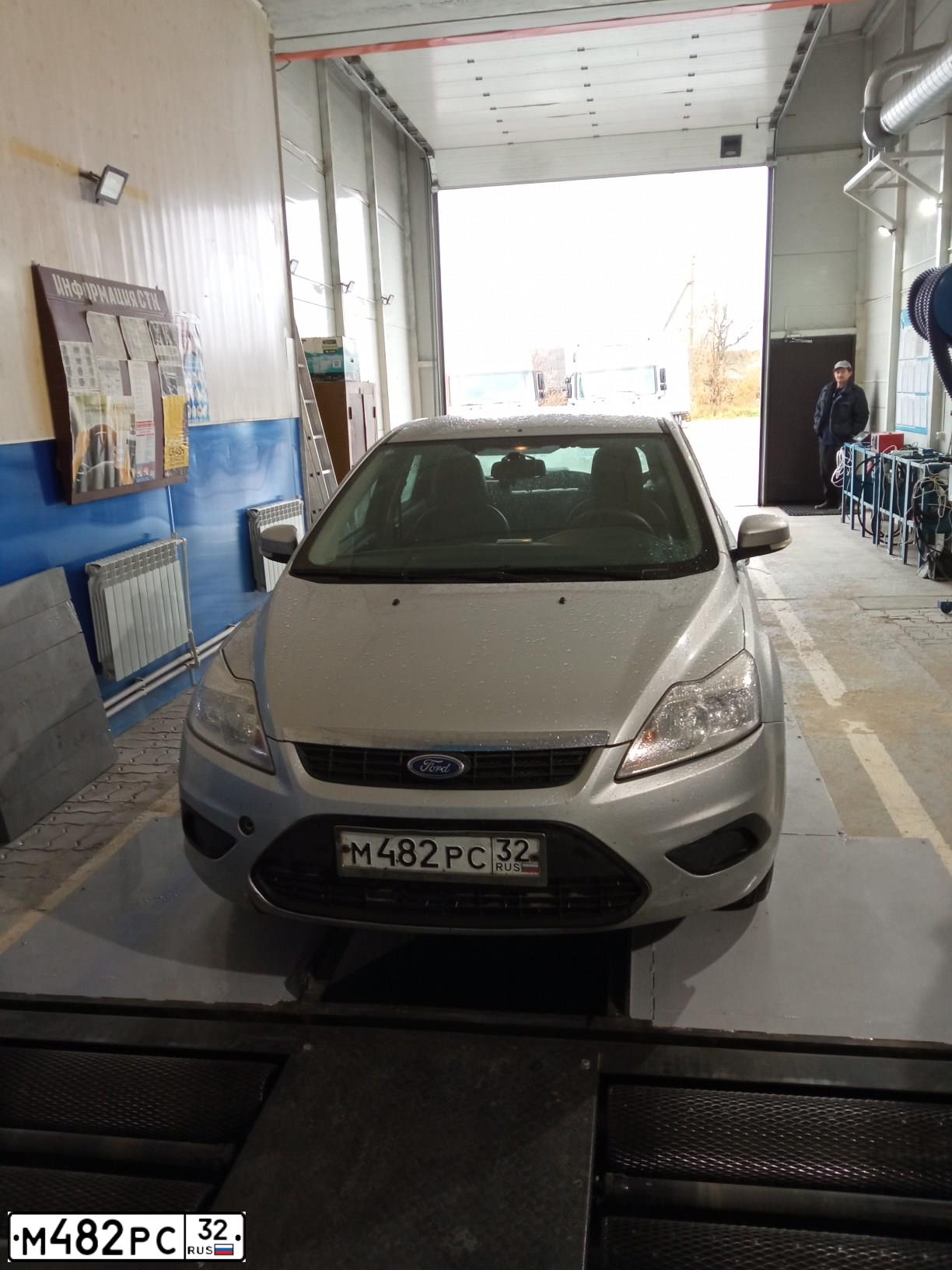 Фото автомобиля FORD FOCUS, 2010 — госномер М482РС32. Цвет: СЕРЕБРИСТЫЙ