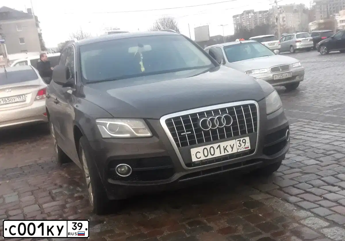 Фото автомобиля AUDI Q5, 2010 — госномер С001КУ39. Цвет: Коричневый