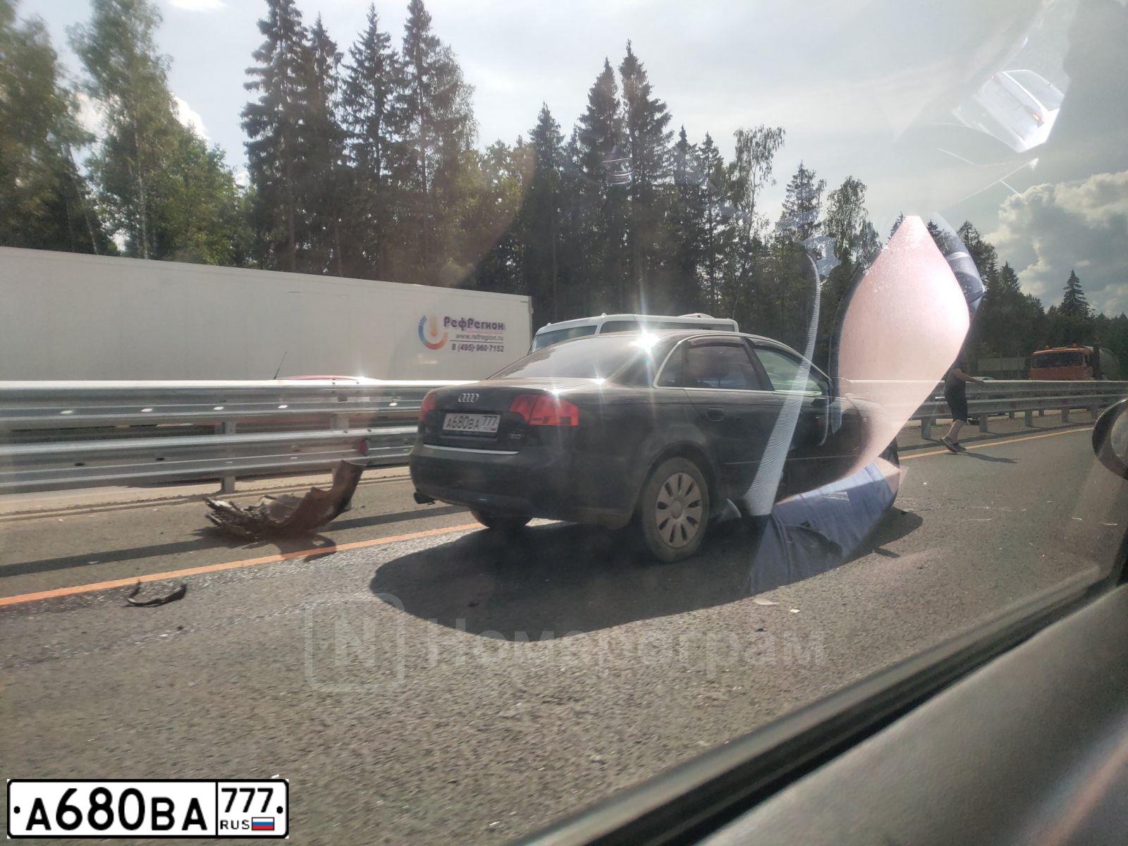 Фото автомобиля AUDI A4, 2005 — госномер А680ВА777. Цвет: ЧЕРНЫЙ