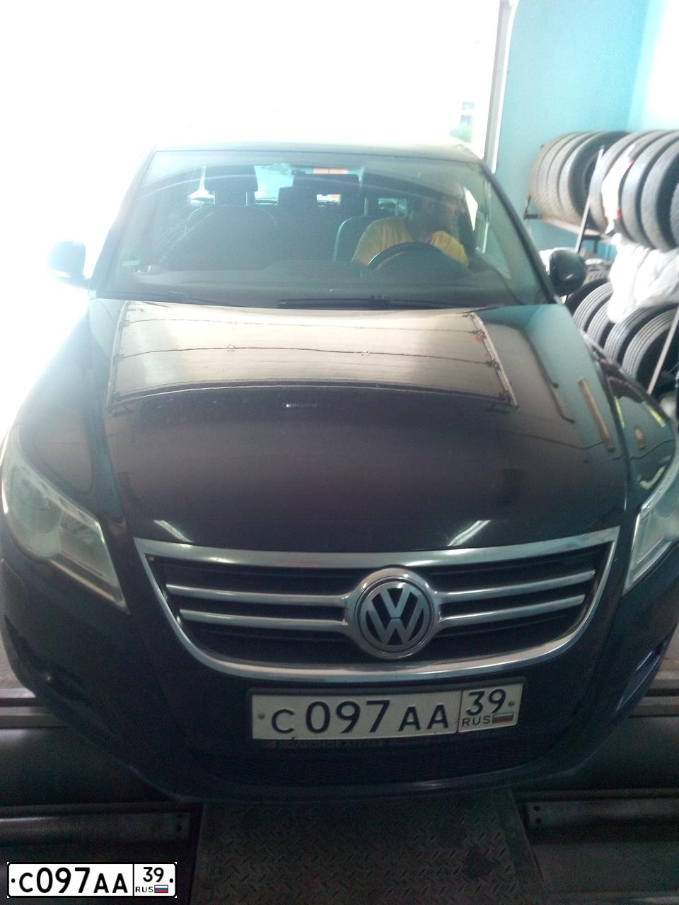 Фото автомобиля VOLKSWAGEN TIGUAN, 2009 — госномер С097АА39. Цвет: ЧЕРНЫЙ