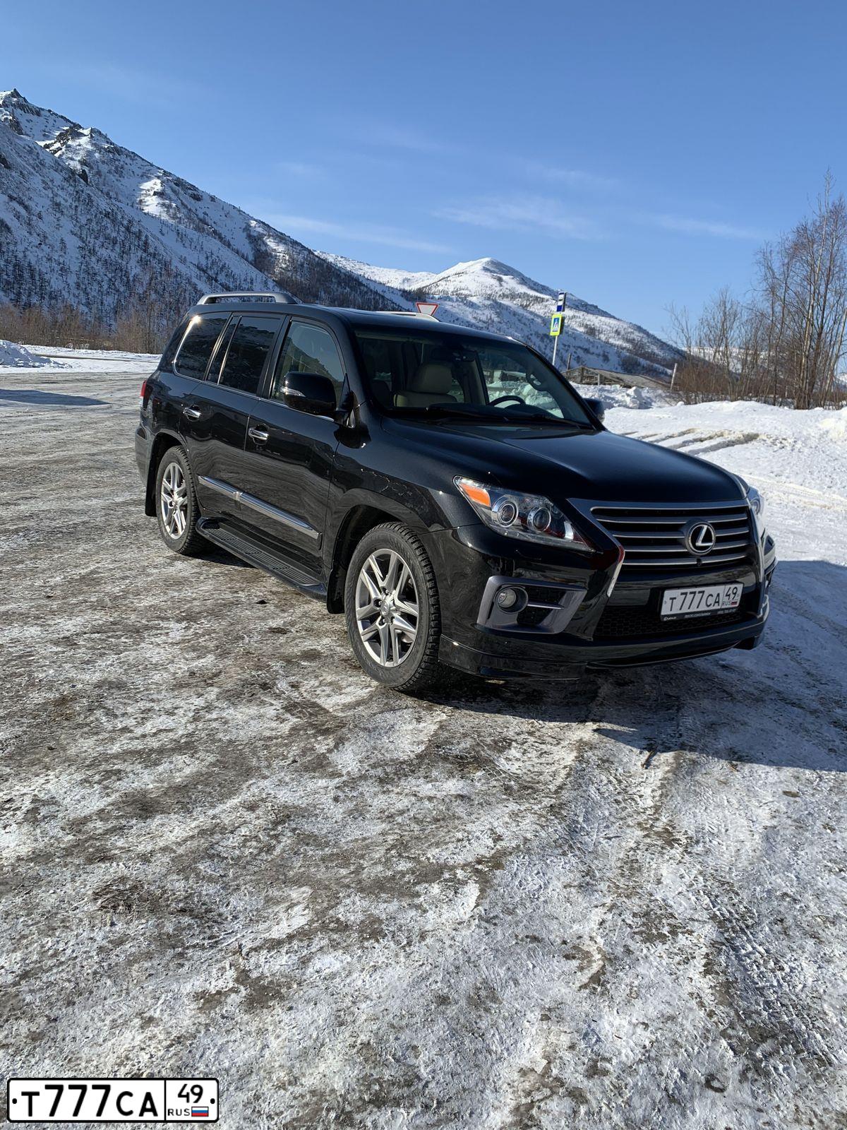 Фото автомобиля LEXUS LX, 2004 — госномер Т777СА49. Цвет: СЕРЫЙ