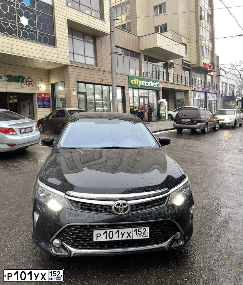 Фото автомобиля TOYOTA CAMRY, 2017 — госномер Р101УХ152. Цвет: ЧЕРНЫЙМЕТАЛЛИК