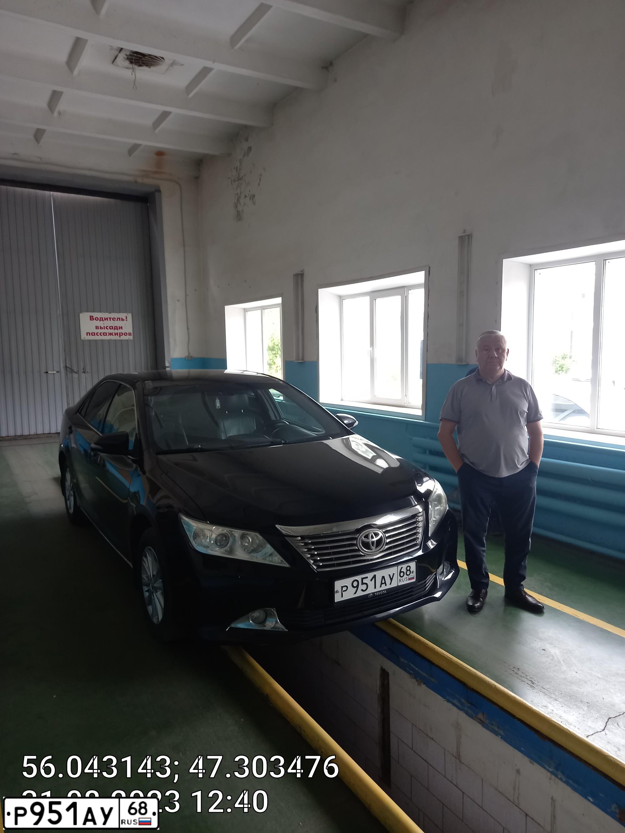 Фото автомобиля TOYOTA CAMRY, 2013 — госномер М351ОН21. Цвет: ЧЕРНЫЙ МЕТАЛЛИК