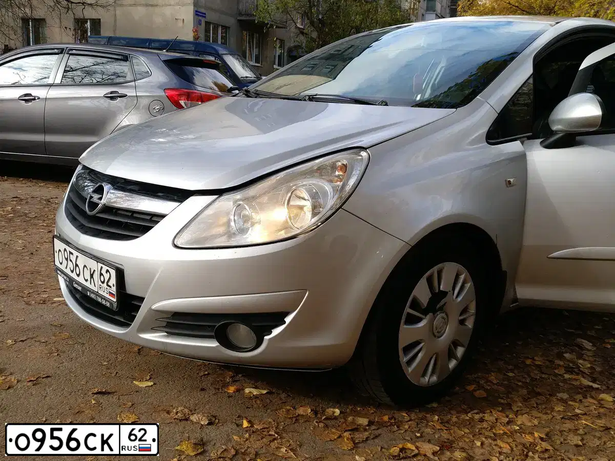 Фото автомобиля OPEL CORSA, 2007 — госномер Х878ЕВ790. Цвет: СЕРЕБРИСТЫЙ