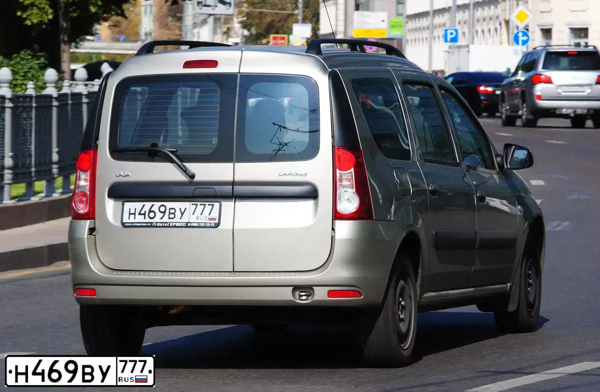 Фото автомобиля LADA LARGUS, 2014 — госномер Р766МС11. Цвет: СЕРО-БЕЖЕВЫЙ