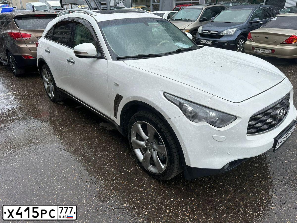 Фото автомобиля INFINITI QX70 /FX/, 2011 — госномер М014МО164. Цвет: Белый