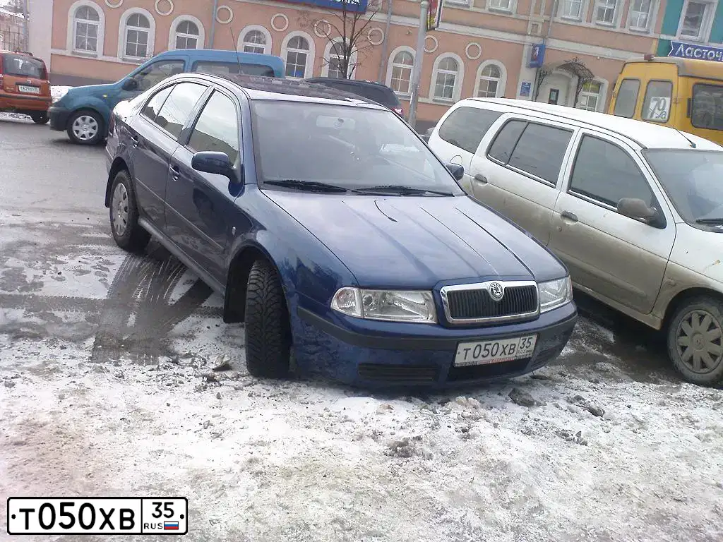 Фото автомобиля SKODA OCTAVIA, 2008 — госномер Т050ХВ35. Цвет: Темно-синий