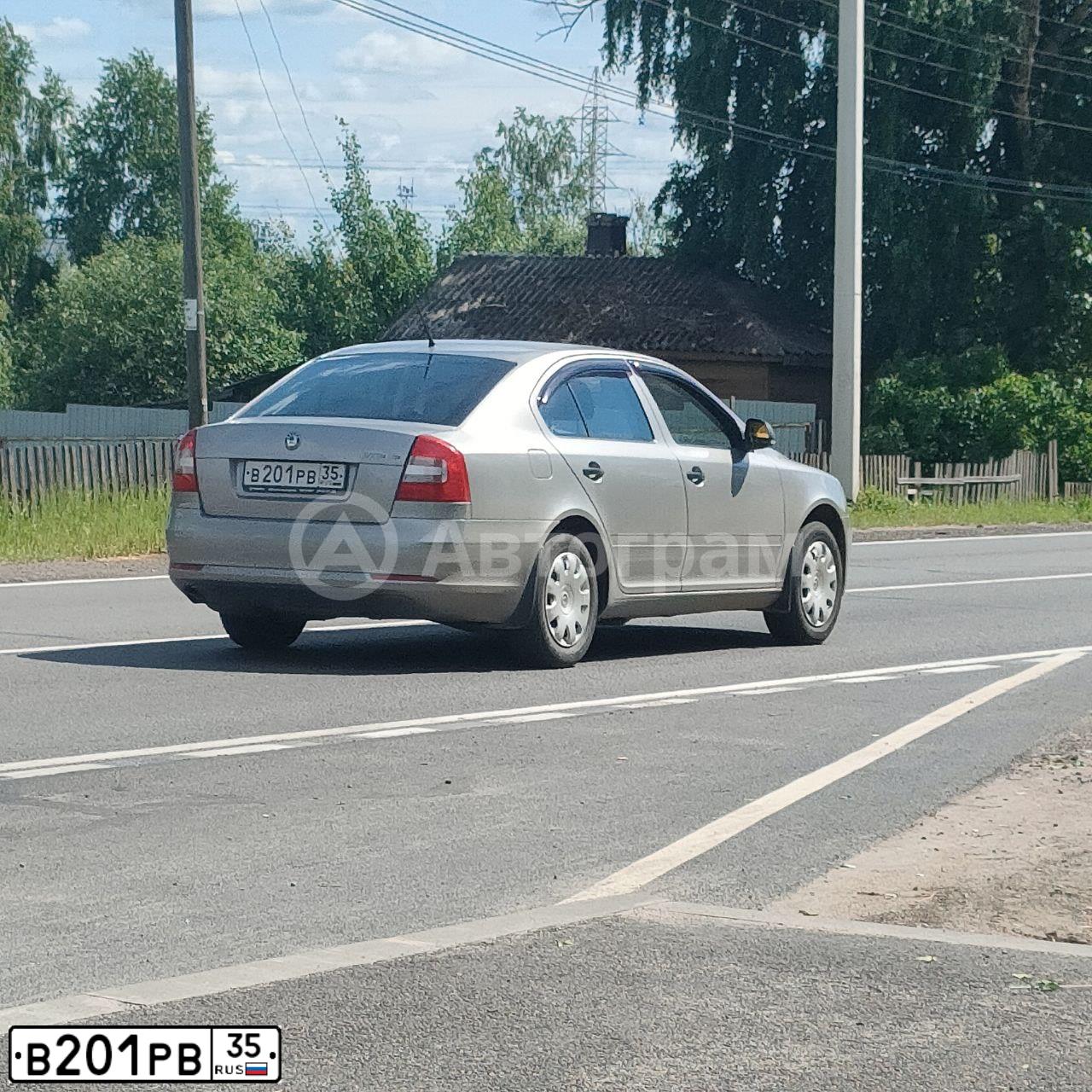 Фото автомобиля SKODA OCTAVIA, 2011 — госномер В201РВ35. Цвет: СЕРЫЙ