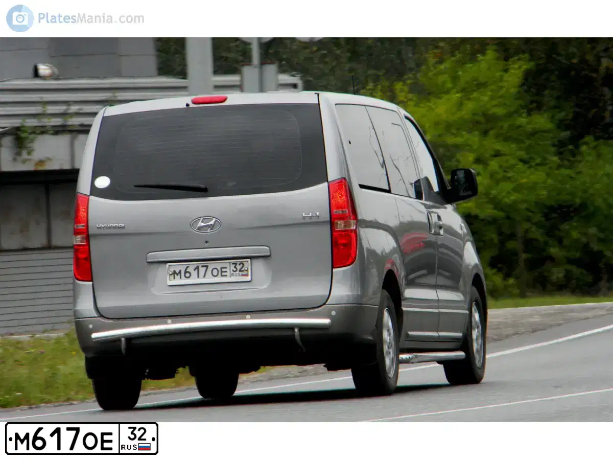 Фото автомобиля HYUNDAI H 1/H 100/STAREX, 2012 — госномер М617ОЕ32. Цвет: СЕРЕБРИСТЫЙ