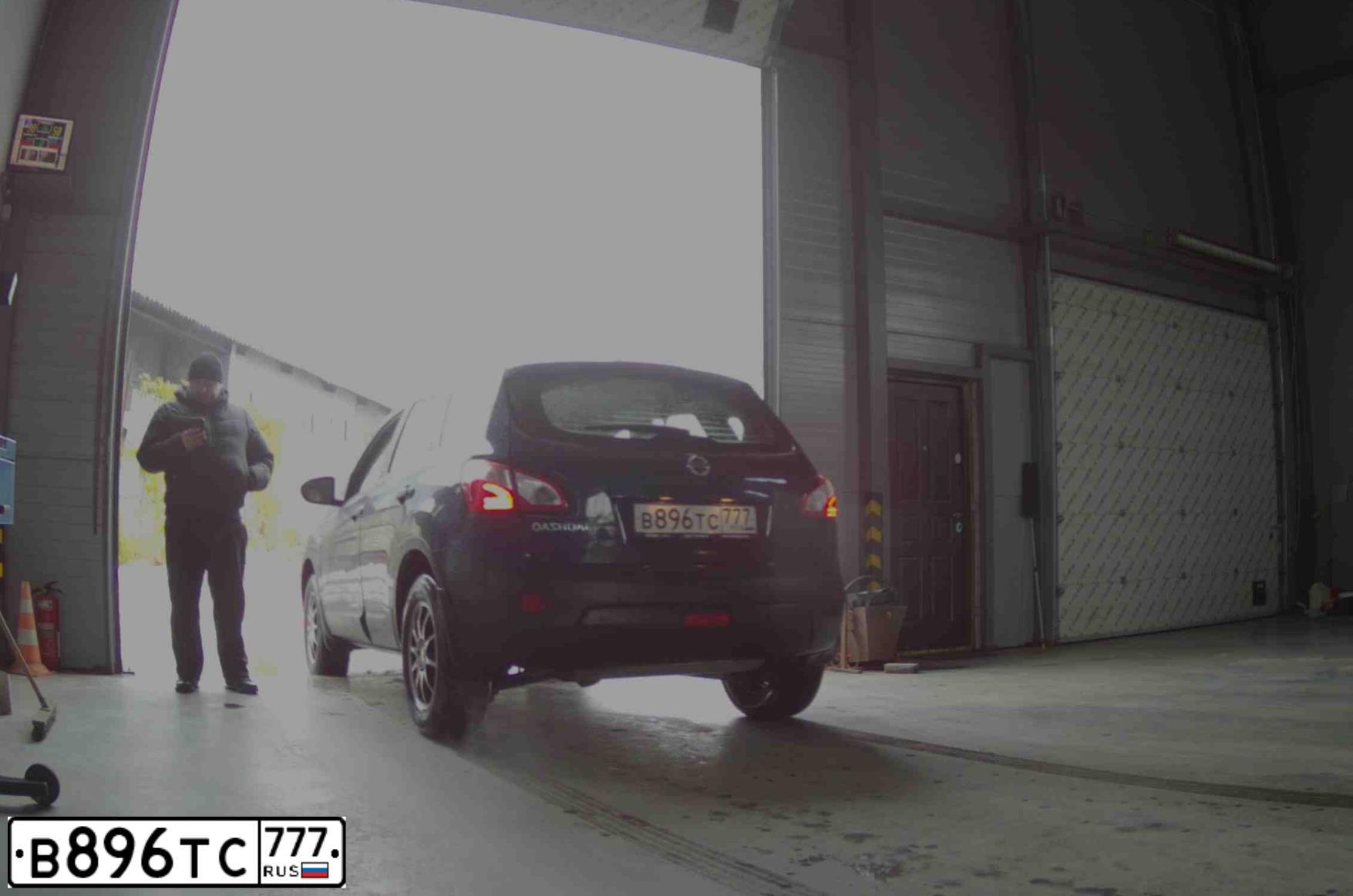 Фото автомобиля NISSAN QASHQAI, 2011 — госномер В123МО136. Цвет: Темно-синий