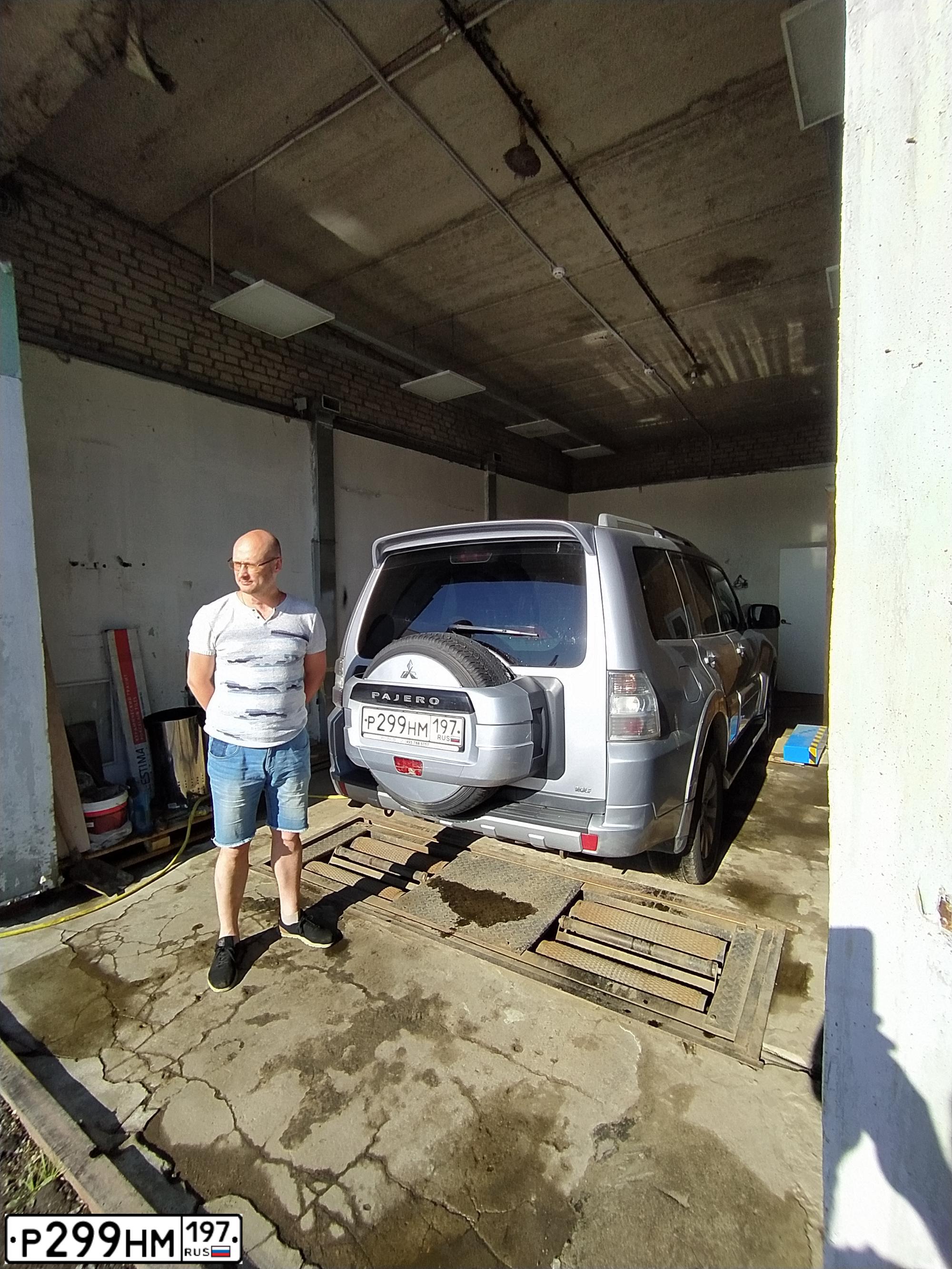 Фото автомобиля MITSUBISHI PAJERO, 2011 — госномер Р299НМ197. Цвет: СЕРЫЙ