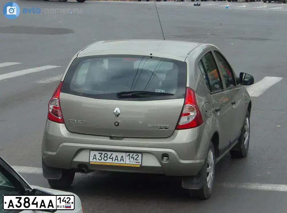 Фото автомобиля RENAULT SANDERO, 2011 — госномер К915ХР198. Цвет: БЕЖЕВЫЙ
