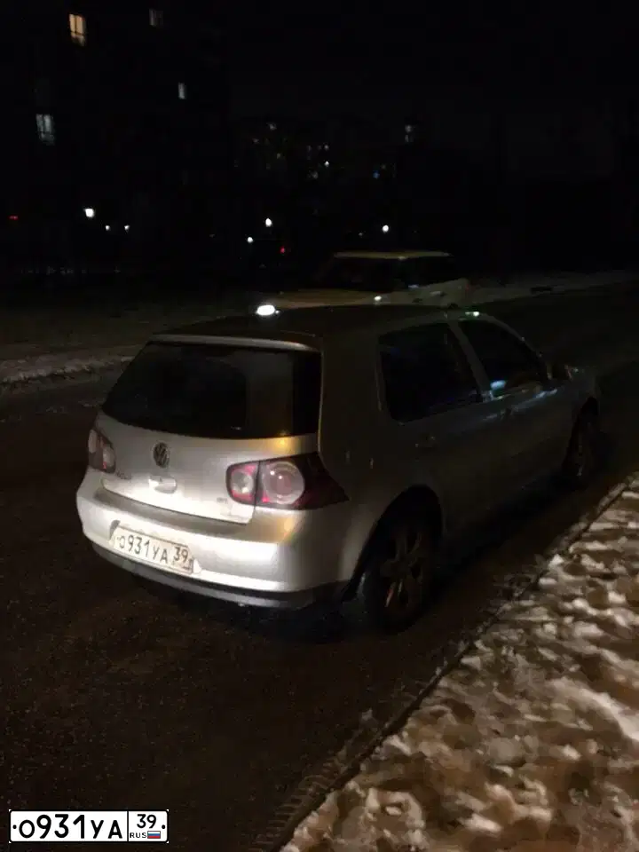 Фото автомобиля VOLKSWAGEN GOLF, 2009 — госномер С951РК39. Цвет: СЕРЕБРИСТЫЙ