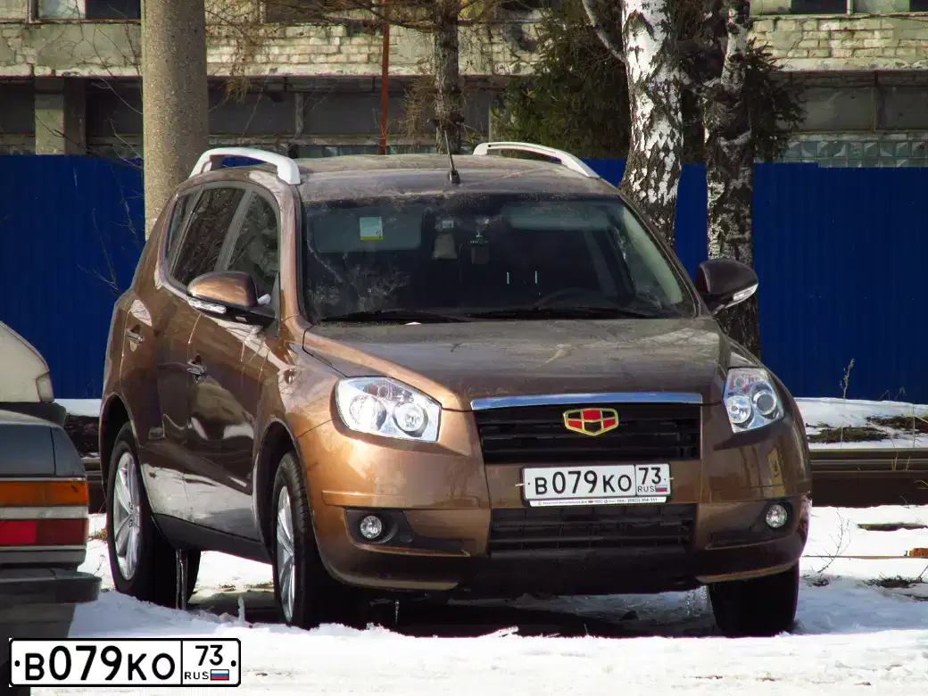 Фото автомобиля GEELY EMGRAND X7, 2014 — госномер В079КО73. Цвет: КОРИЧНЕВЫЙ