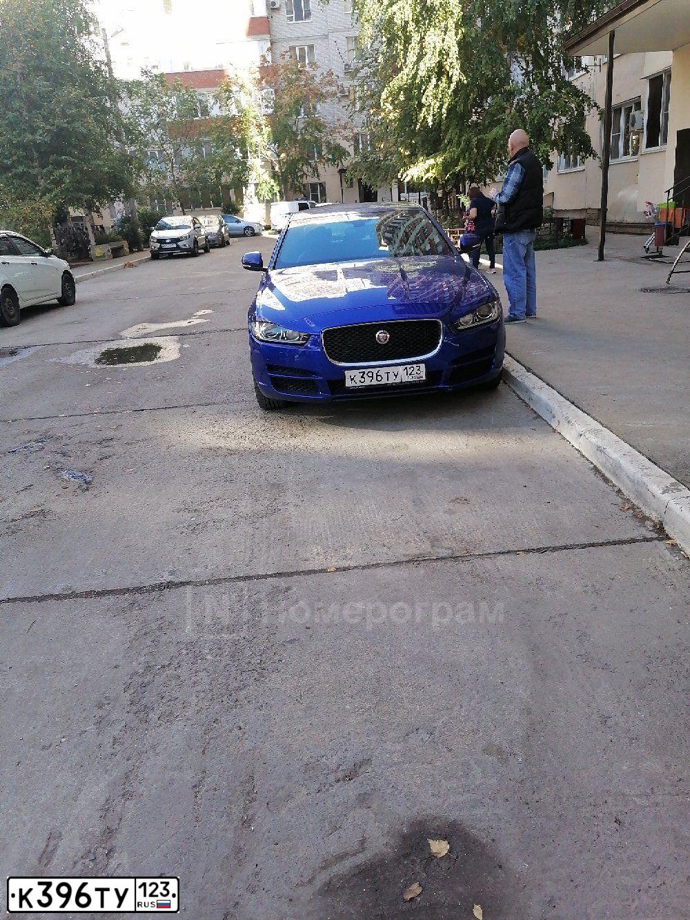 Фото автомобиля JAGUAR XE-SERIE, 2017 — госномер К396ТУ123. Цвет: синий