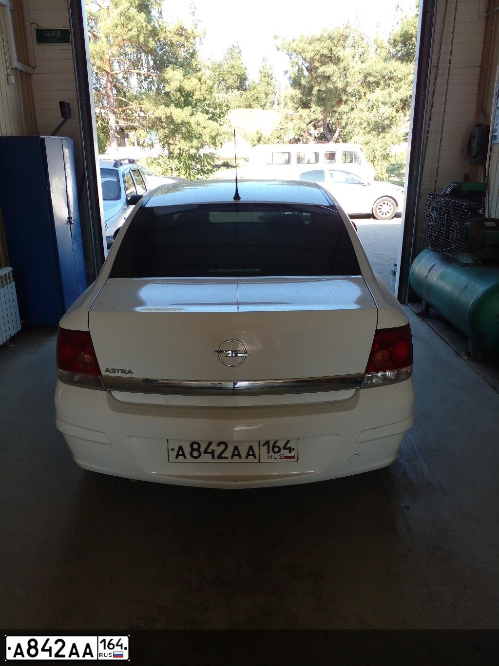 Фото автомобиля OPEL ASTRA, 2010 — госномер А842АА164. Цвет: БЕЛЫЙ