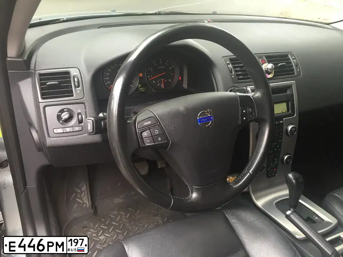 Фото автомобиля VOLVO S40, 2008 — госномер О798МО799. Цвет: СЕРЫЙ