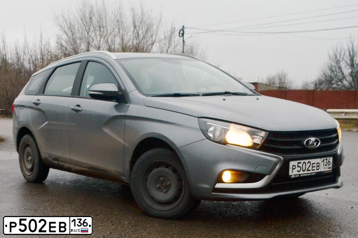 Фото автомобиля LADA VESTA, 2020 — госномер Р502ЕВ136. Цвет: СЕРЫЙ