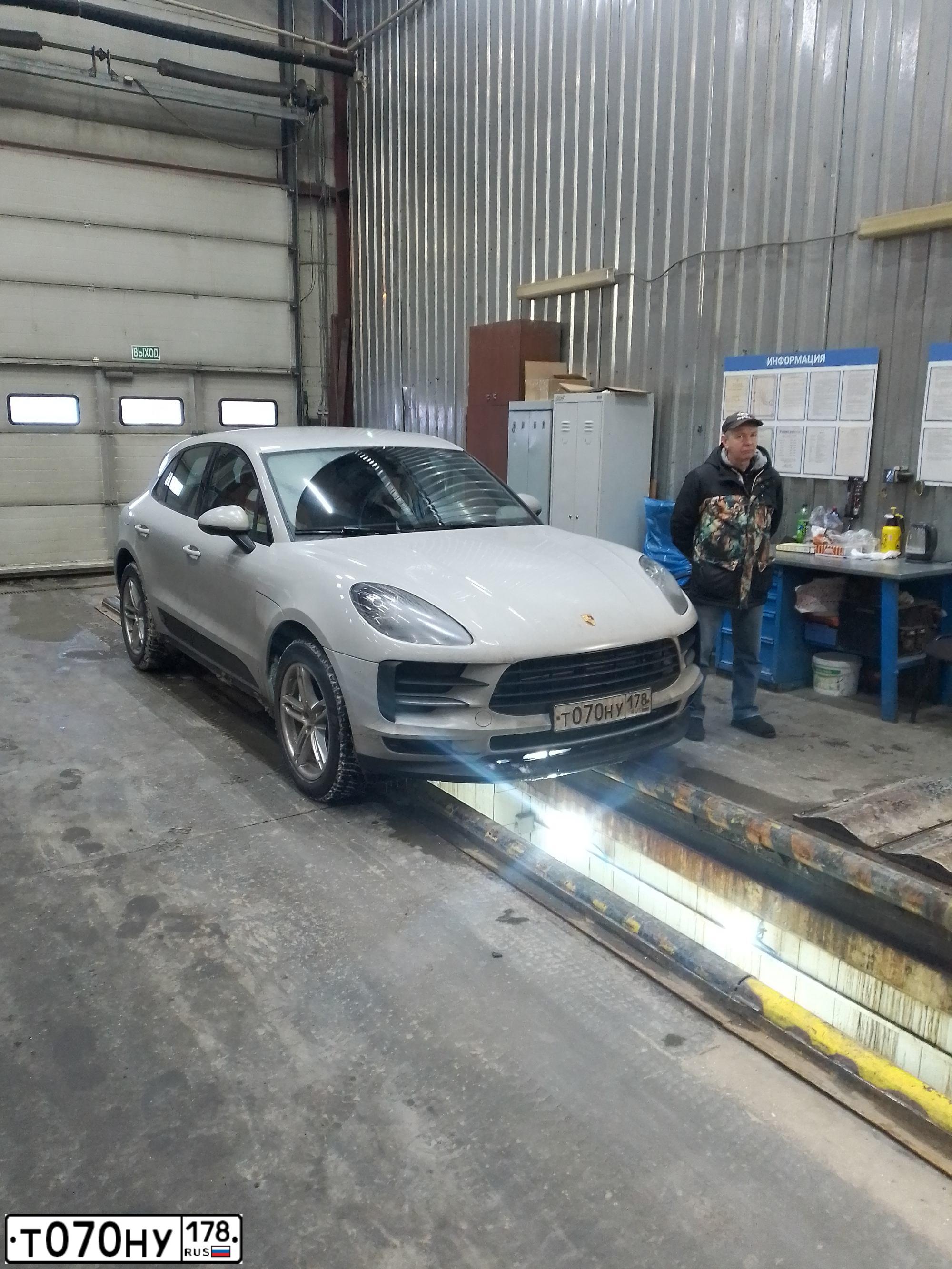Фото автомобиля PORSCHE MACAN, 2019 — госномер У462РЕ797. Цвет: СЕРЫЙ
