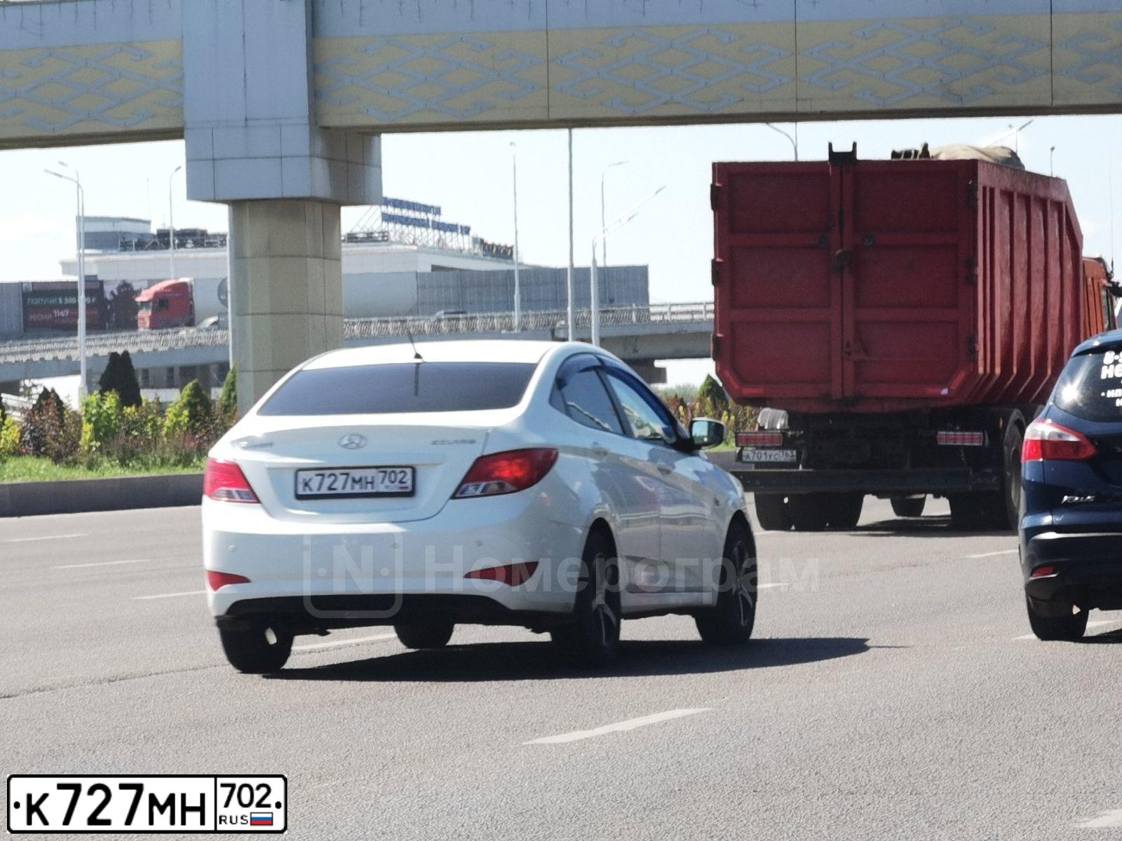 Фото автомобиля HYUNDAI SOLARIS, 2015 — госномер К727МН702. Цвет: Белый